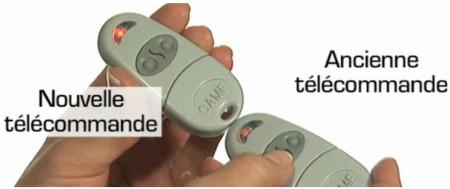 Collez l'ancienne telecommande le nez � l'arri�re de la nouvelle t�l�commande et appuyez sur le m�me bouton