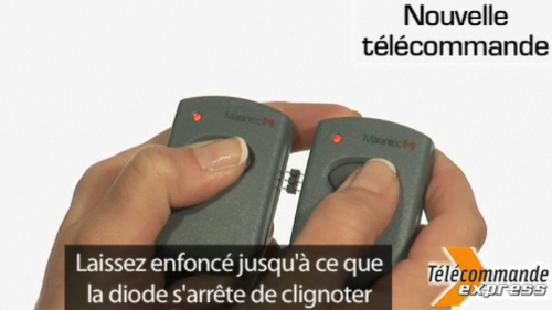 Appuyez sur chaque t�l�commande sur le m�me bouton, simultan�ment