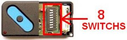 Int�rieur de la t�l�commande Faac TMN224-1 : elle comporte une barrette de 8 switchs