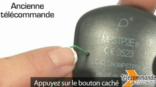 Ins�rez le trombonne dans l'orifice derri�re l'ancienne t�l�commande